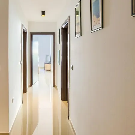 Center - Modern Two-bedroom With Private Garage & Balcony Póla