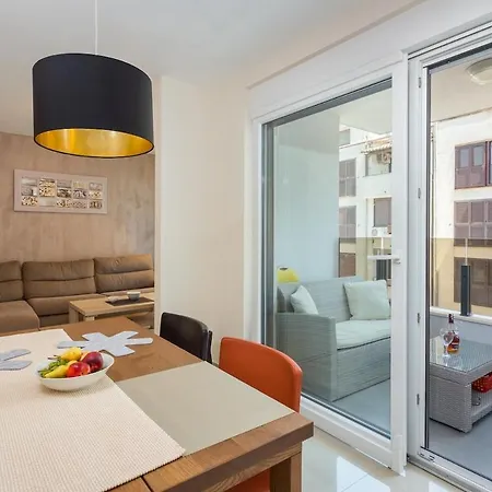 Center - Modern Two-bedroom With Private Garage & Balcony Apartman