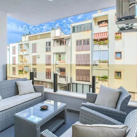 Appartement Center - Modern Two-bedroom With Private Garage & Balcony Pula