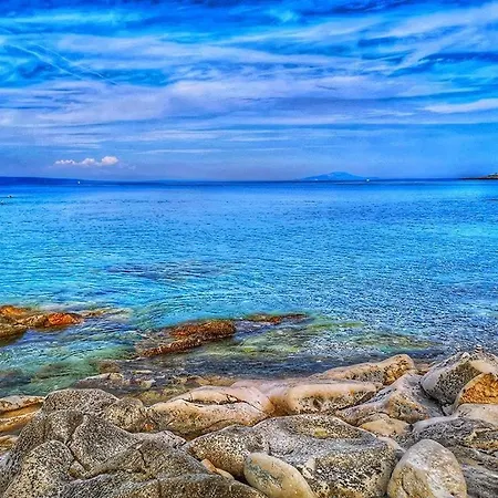 Center - Modern Two-bedroom With Private Garage & Balcony *