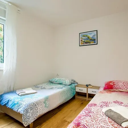 Center - Modern Two-bedroom With Private Garage & Balcony * Póla