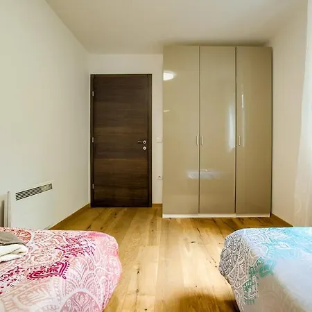 Center - Modern Two-bedroom With Private Garage & Balcony Appartement