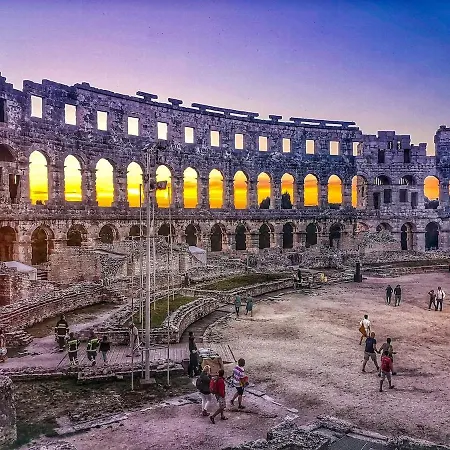 Center - Modern Two-bedroom With Private Garage & Balcony Apartman Póla