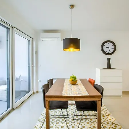 Center - Modern Two-bedroom With Private Garage & Balcony Apartman