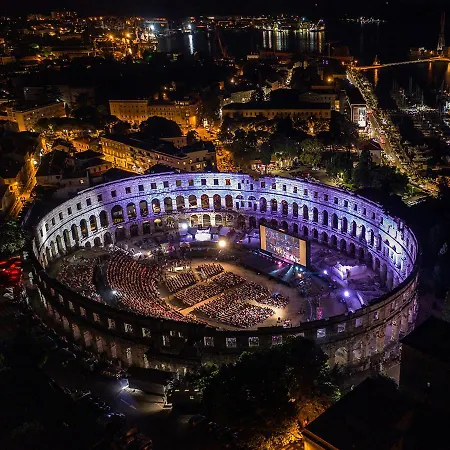 Center - Modern Two-bedroom With Private Garage & Balcony