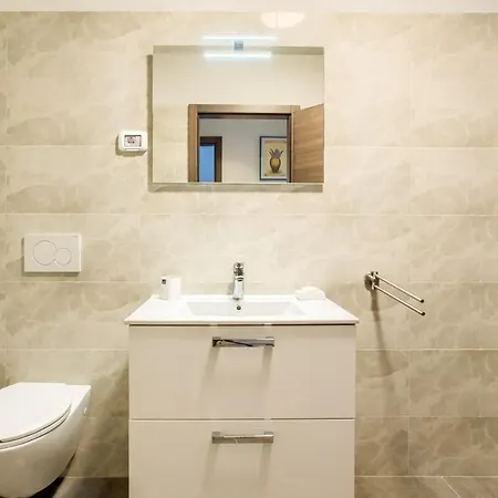 Appartamento Center - Modern Two-bedroom With Private Garage & Balcony *