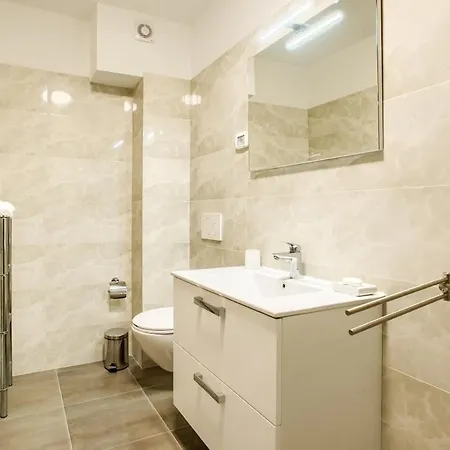 Center - Modern Two-bedroom With Private Garage & Balcony Appartamento Pola