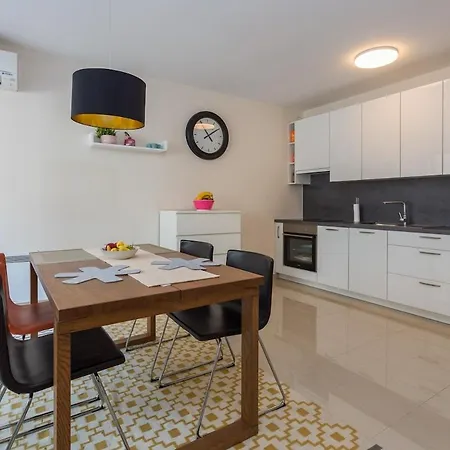 Center - Modern Two-bedroom With Private Garage & Balcony