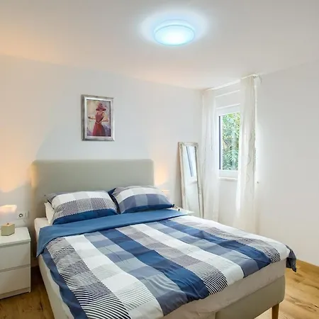 Center - Modern Two-bedroom With Private Garage & Balcony Appartamento Pola