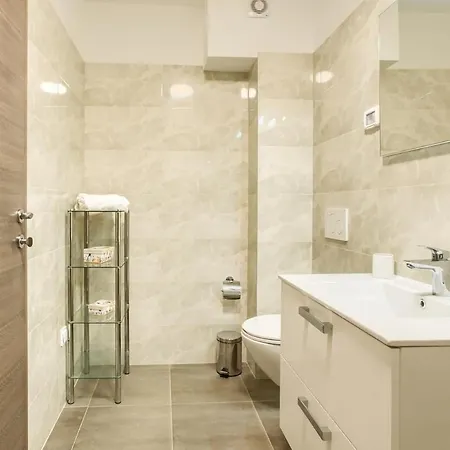 Appartamento Center - Modern Two-bedroom With Private Garage & Balcony Pola