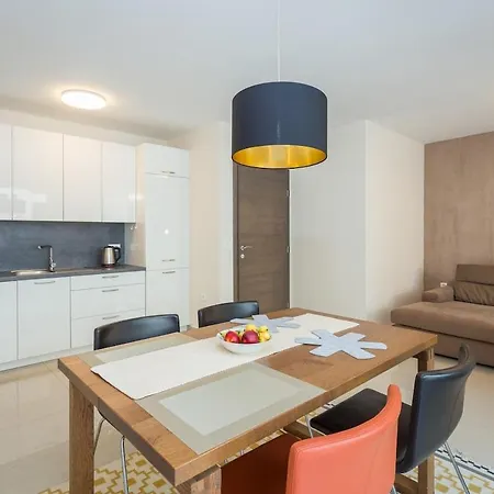 Center - Modern Two-bedroom With Private Garage & Balcony Appartamento