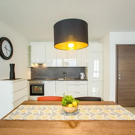 Center - Modern Two-bedroom With Private Garage & Balcony Appartamento *