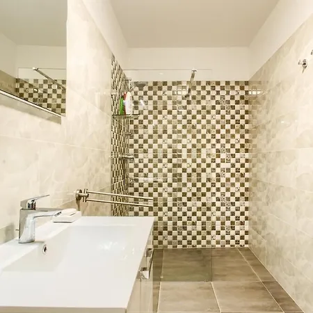 Appartamento Center - Modern Two-bedroom With Private Garage & Balcony *