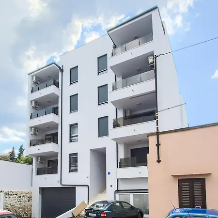 Center - Modern Two-bedroom With Private Garage & Balcony