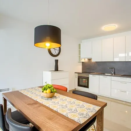 Center - Modern Two-bedroom With Private Garage & Balcony Appartamento *