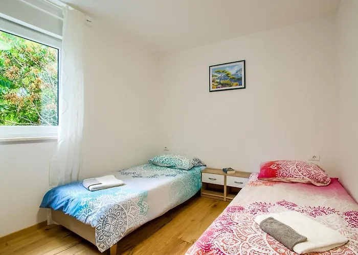 Sofovic - Walk To Arena, Free Garage Parking * פולה