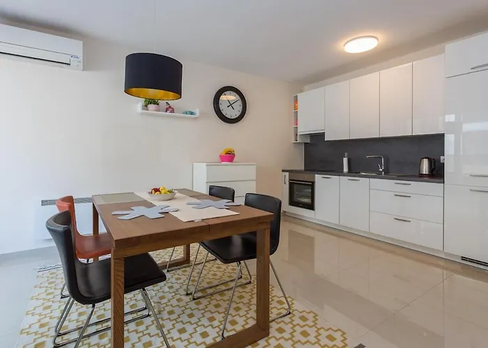 Sofovic - Walk To Arena, Free Garage Parking