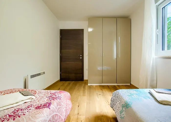 Sofovic - Walk To Arena, Free Garage Parking דירה