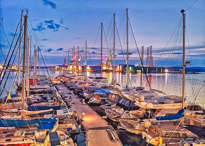 Sofovic - Walk To Arena, Free Garage Parking