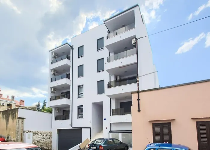 Sofovic - Walk To Arena, Free Garage Parking