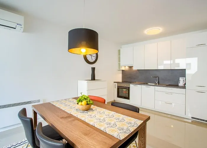 Sofovic - Walk To Arena, Free Garage Parking דירה *