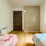 Sofovic - Walk To Arena, Free Garage Parking Apartamento