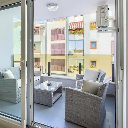 公寓 Center - Modern Two-bedroom With Private Garage & Balcony