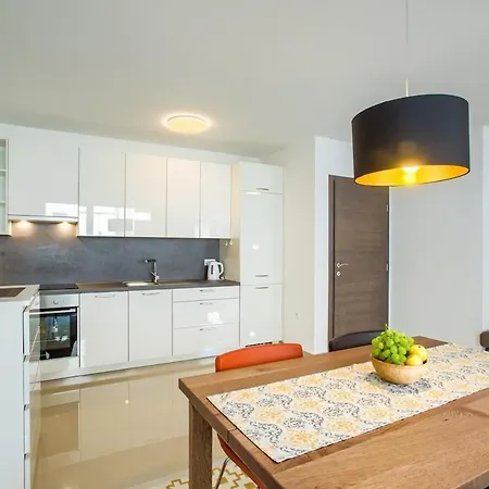 公寓 Center - Modern Two-bedroom With Private Garage & Balcony *